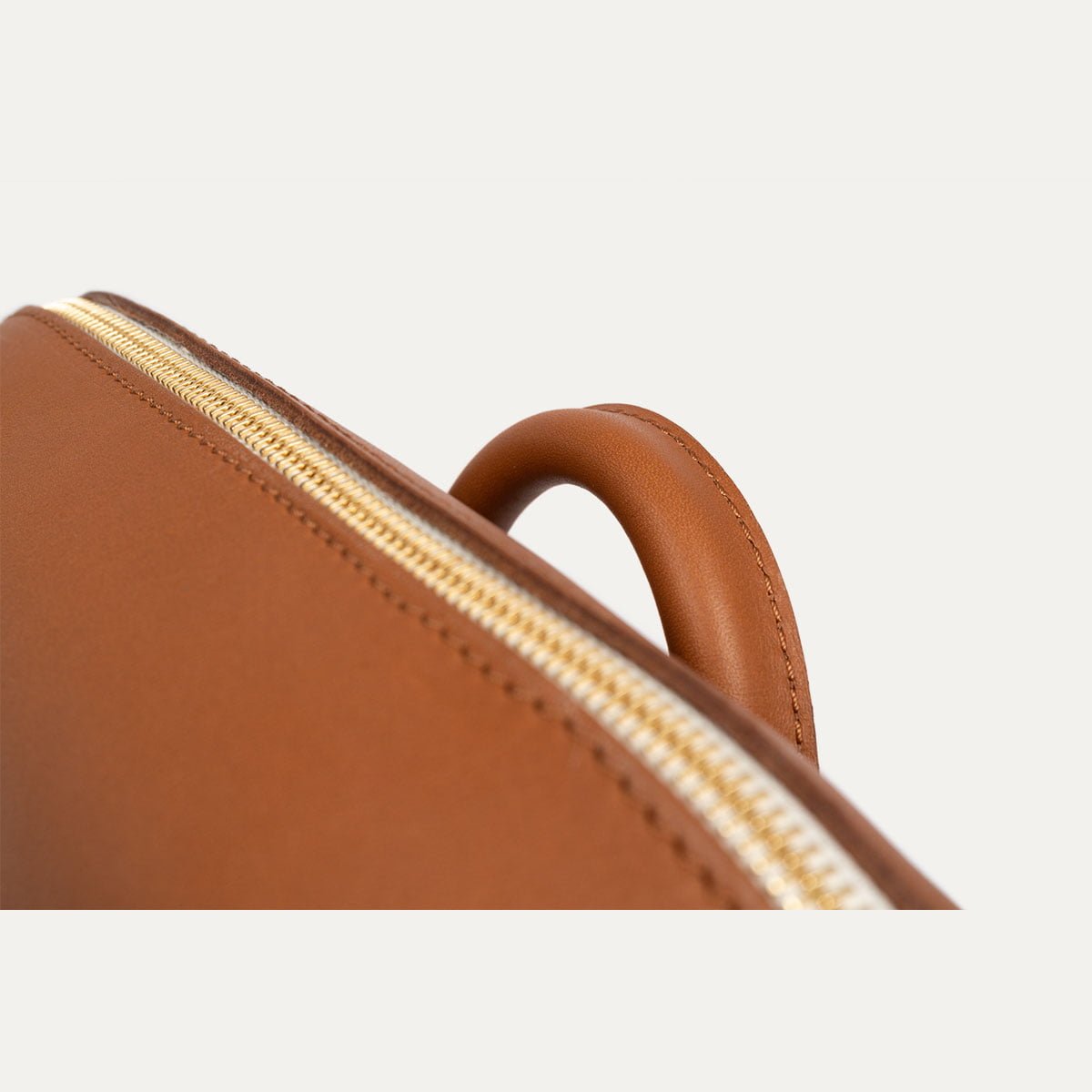 10-sac-a-dos-iner-capsule-cuir-camel-feutre-ecru-detail sac à dos iner capsule cuir camel feutre ecru fermeture