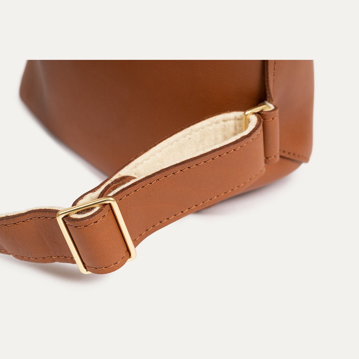 11-sac-a-dos-iner-capsule-cuir-camel-feutre-ecru-detail sac à dos iner capsule cuir camel feutre ecru detail boucle