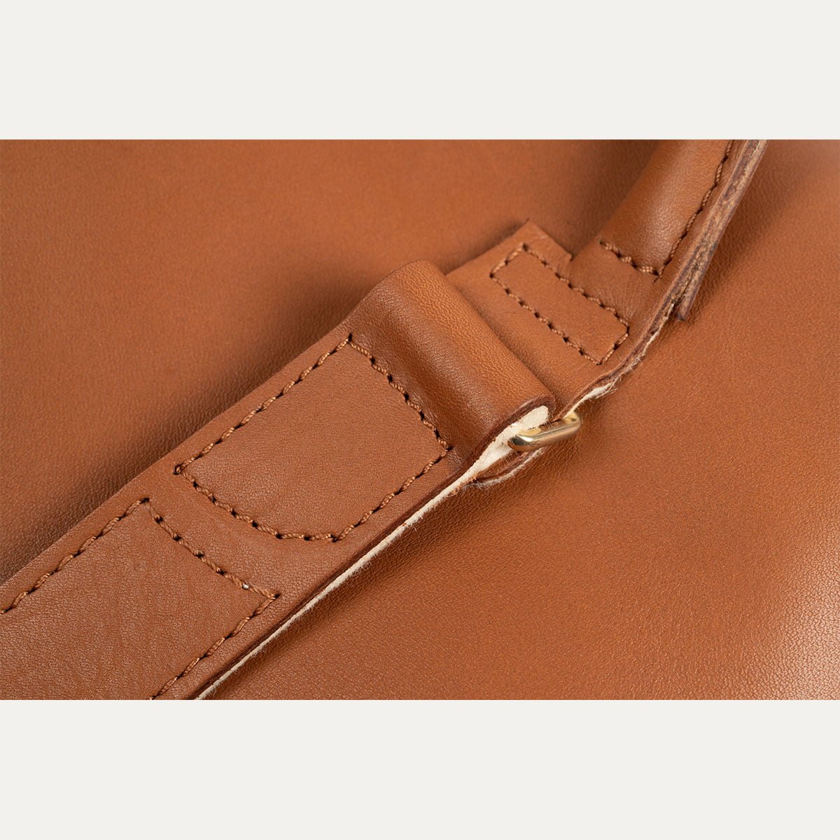 12-sac-a-dos-iner-capsule-cuir-camel-feutre-ecru-detail sac à dos iner capsule cuir camel feutre ecru attache bretelle