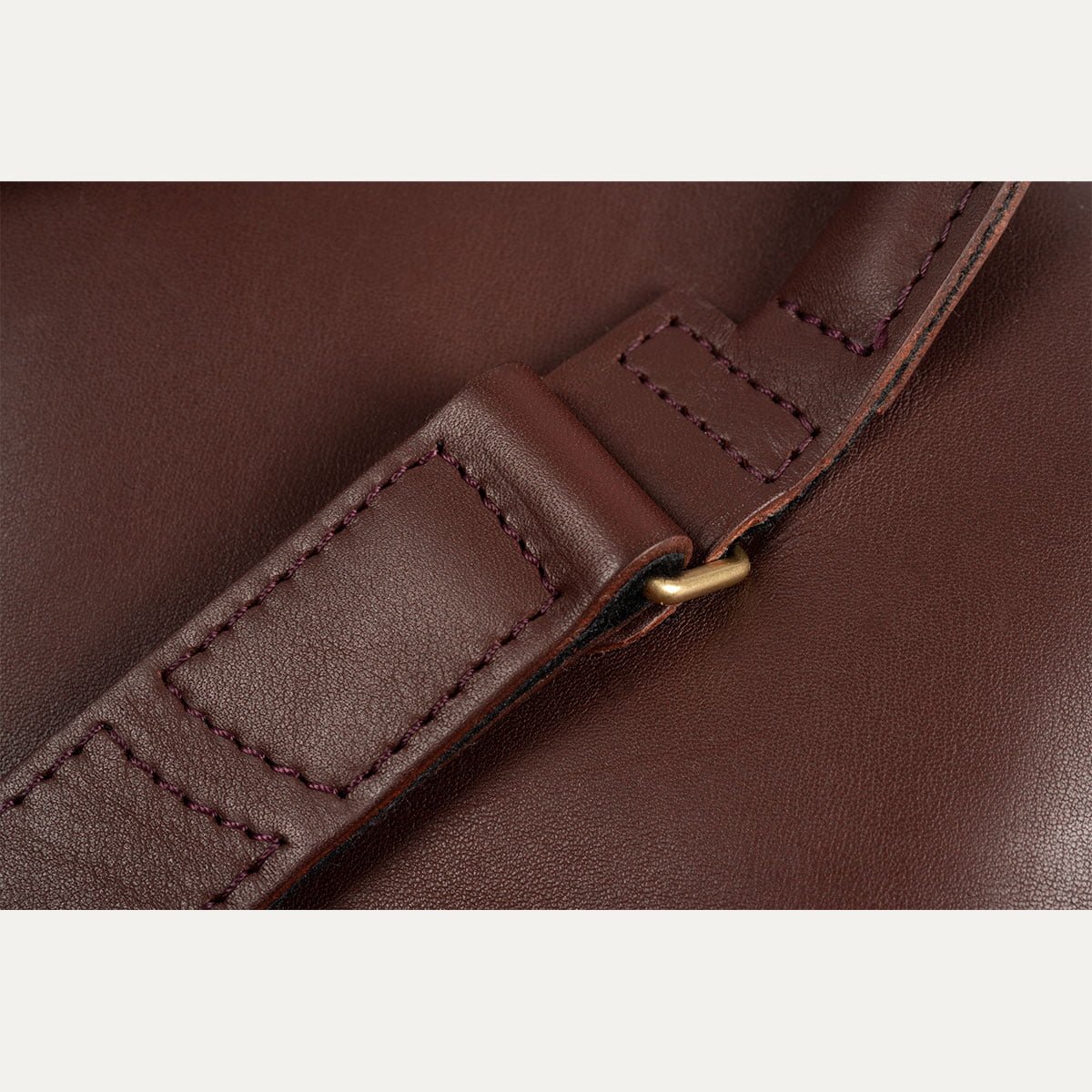 Détail de bretelle réglable du sac à dos Capsule INER en cuir lie de vin
