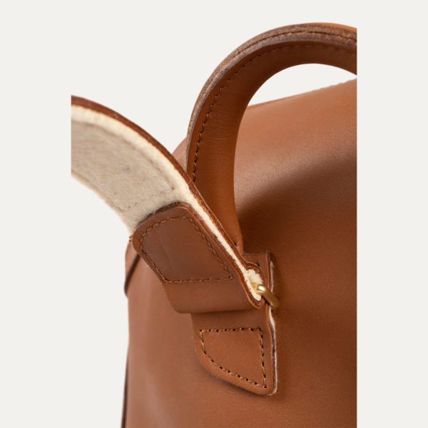 sac à dos iner capsule cuir camel feutre ecru detail bretelle