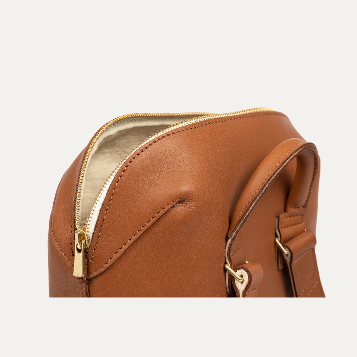 3-sac-a-dos-iner-capsule-cuir-camel-feutre-ecru-detail sac à dos iner capsule cuir camel feutre ecru fermeture ouverte