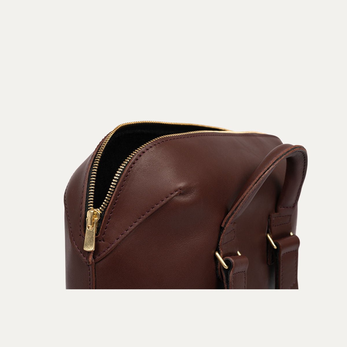 Sac à dos en cuir de veau Capsule INER lie de vin, vue trois-quarts