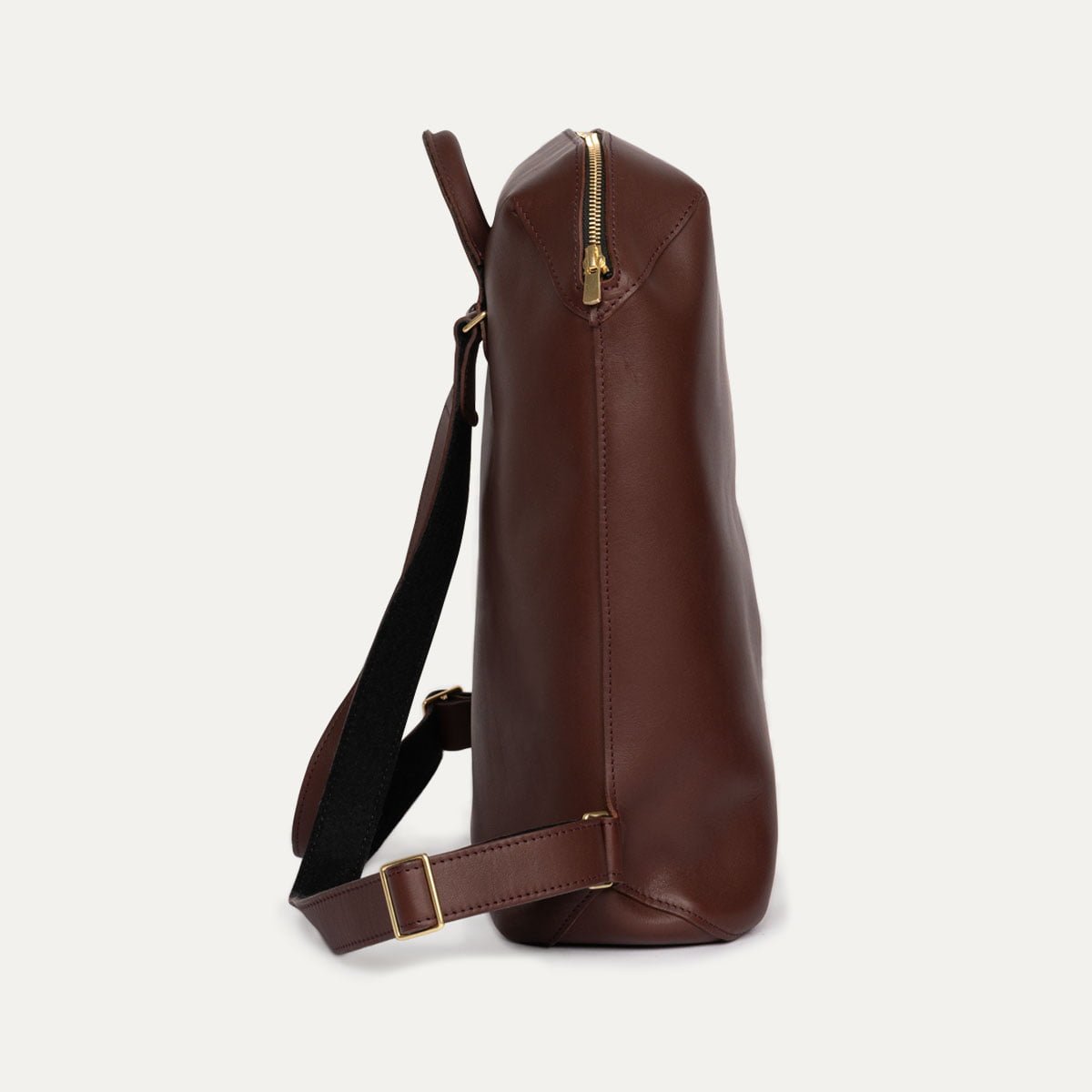 Sac à dos Capsule INER en cuir de veau lie de vin, vue de profil