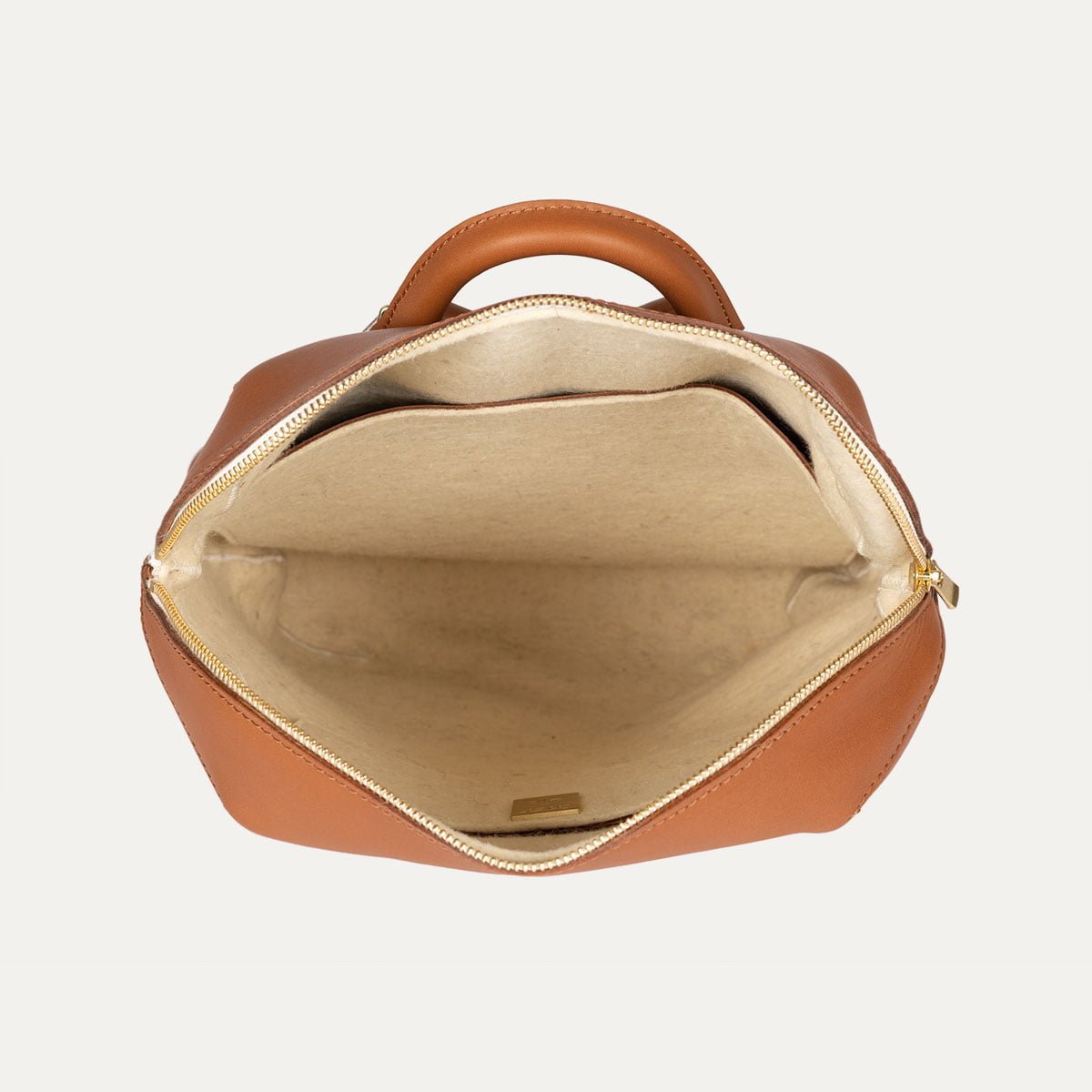 7-sac-a-dos-iner-capsule-cuir-camel-feutre-ecru-interieur sac à dos iner capsule cuir camel feutre ecru interieur plaque