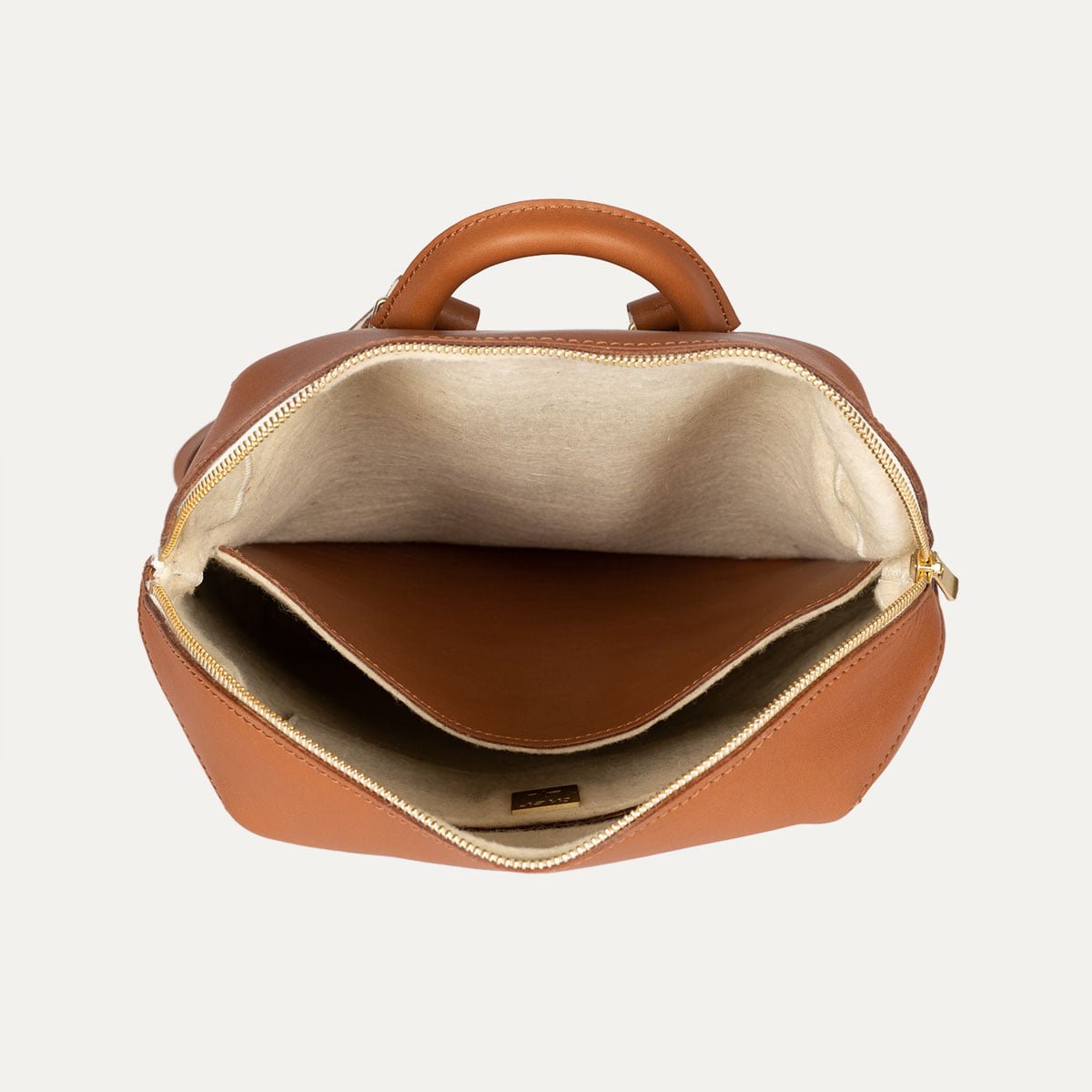 8-sac-a-dos-iner-capsule-cuir-camel-feutre-ecru-interieur sac à dos iner capsule cuir camel feutre ecru interieur ouvert