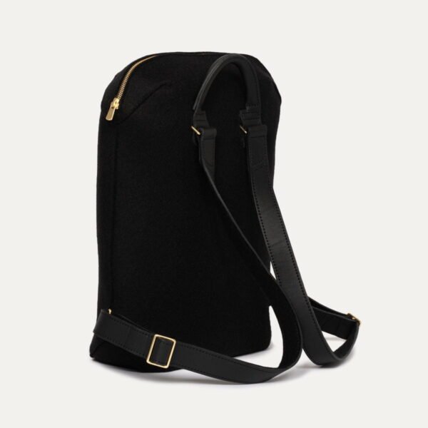 Sac à dos Capsule Feutre INER noir en feutre de laine et cuir, vue trois-quarts dos