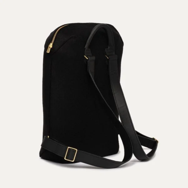 Sac à dos Capsule Feutre INER noir en feutre de laine et cuir, vue trois-quarts dos