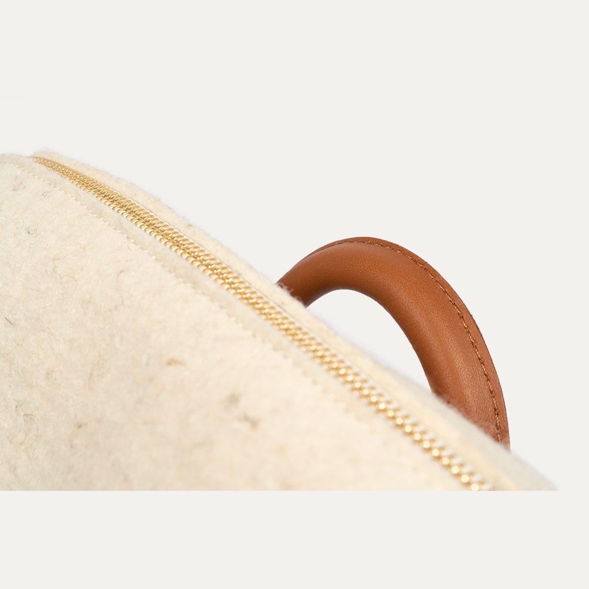 10-sac-a-dos-iner-capsule-feutre-ecru-cuir-camel-detail sac à dos iner capsule feutre ecru cuir lie de vin fermeture