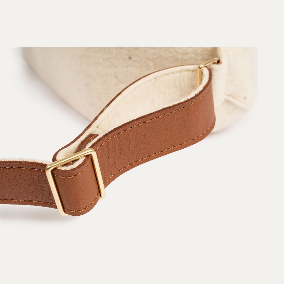 11-sac-a-dos-iner-capsule-feutre-ecru-cuir-camel-detail sac à dos iner capsule feutre ecru cuir lie de vin detail boucle