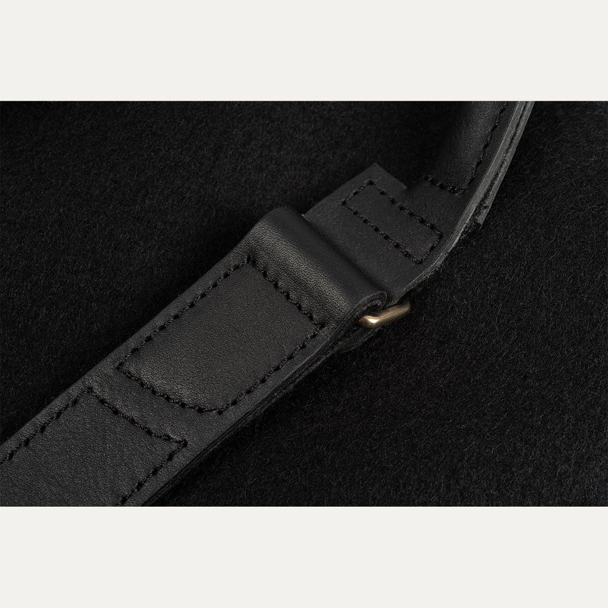 Détail de bretelle en cuir du sac à dos Capsule Feutre INER noir
