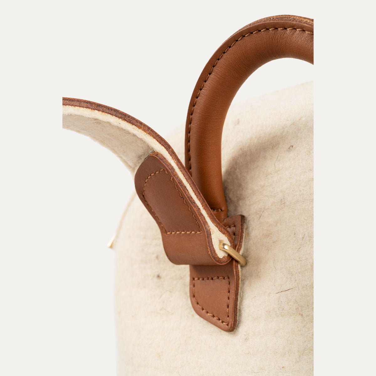 13-sac-a-dos-iner-capsule-feutre-ecru-cuir-camel-detail sac à dos iner capsule feutre ecru cuir lie de vin detail bretelle