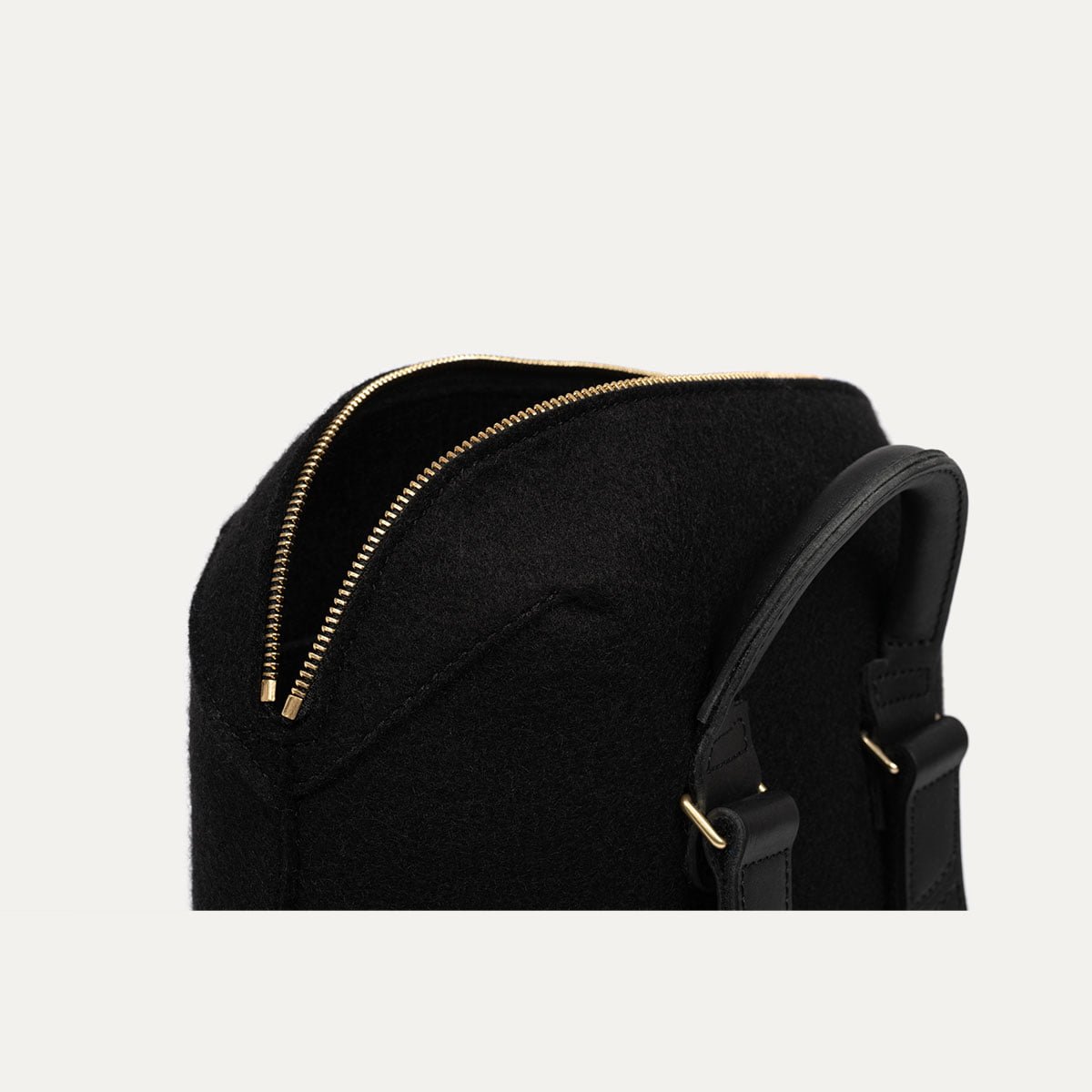 Détail du sac à dos Capsule Feutre INER noir avec fermeture zippée