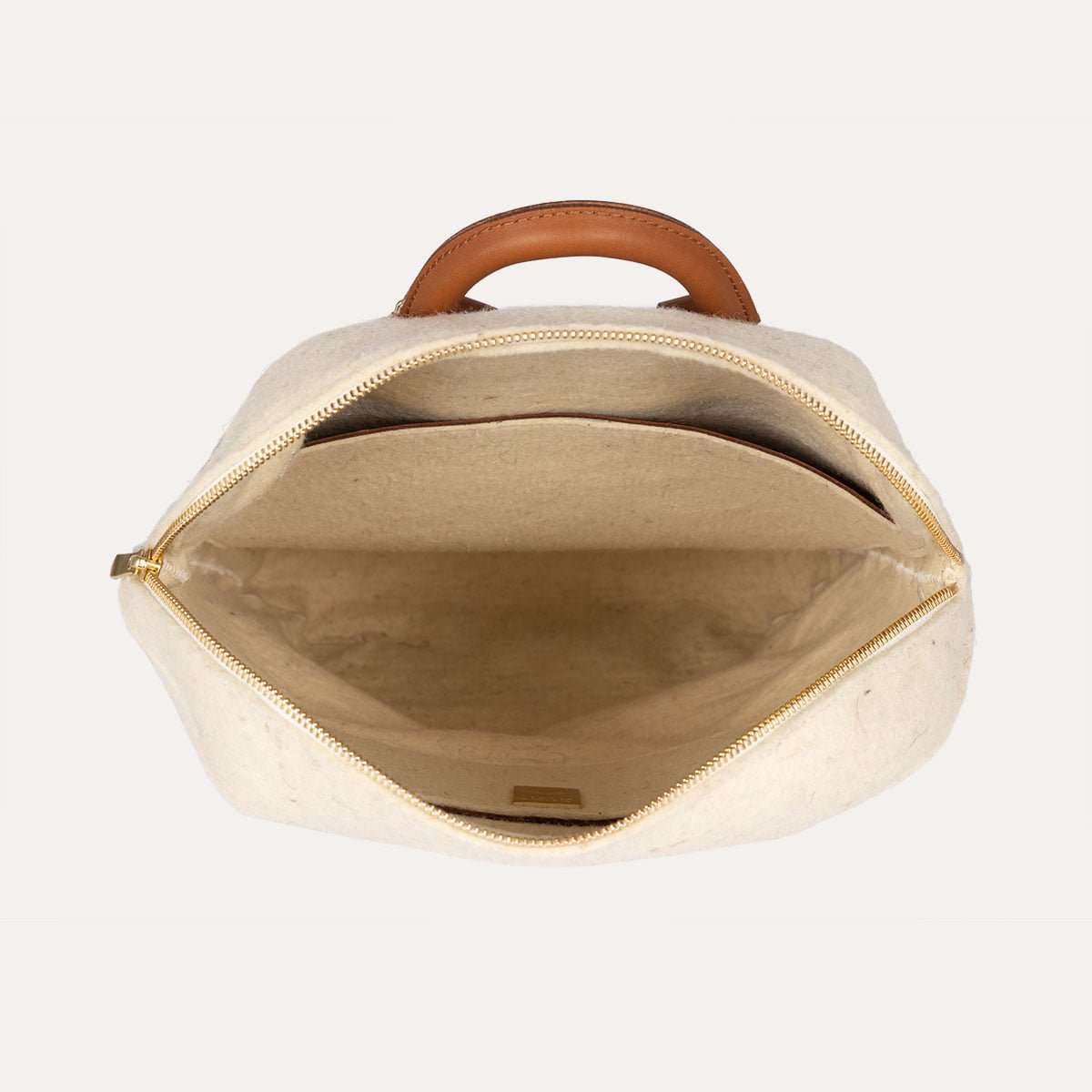 7-sac-a-dos-iner-capsule-feutre-ecru-cuir-camel-interieur sac à dos iner capsule feutre ecru cuir lie de vin interieur plaque