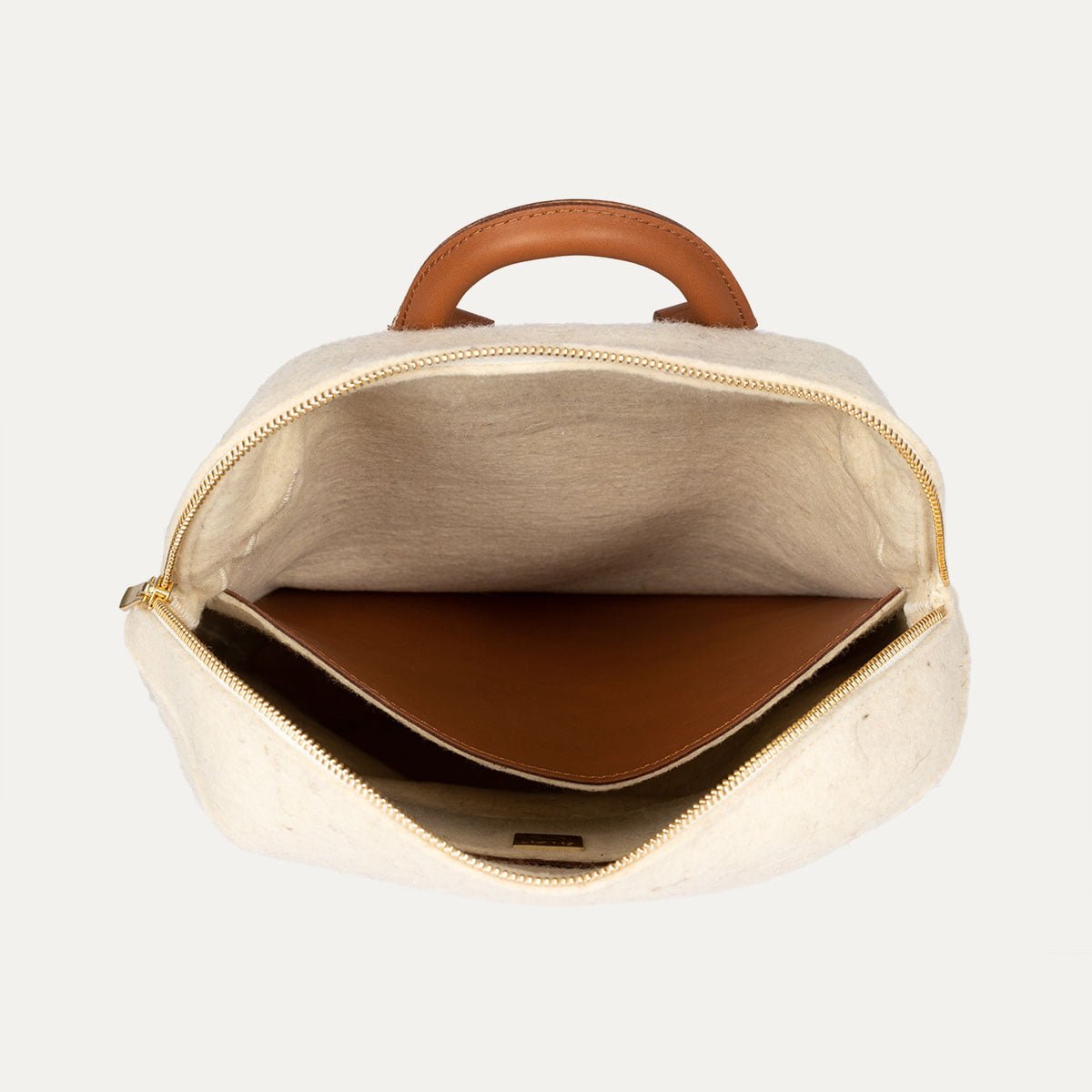 8-sac-a-dos-iner-capsule-feutre-ecru-cuir-camel-interieur sac à dos iner capsule feutre ecru cuir lie de vin interieur ouvert