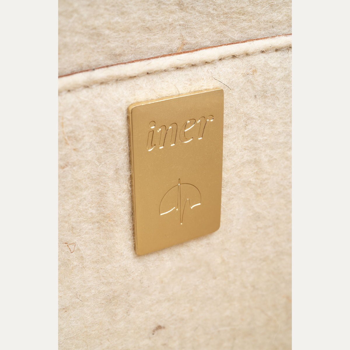 9-sac-a-dos-iner-capsule-feutre-ecru-cuir-camel-logo sac à dos iner capsule feutre ecru cuir lie de vin logo