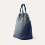 Sac de voyage Pecten Maximus INER en cuir de veau marine, vue trois-quarts