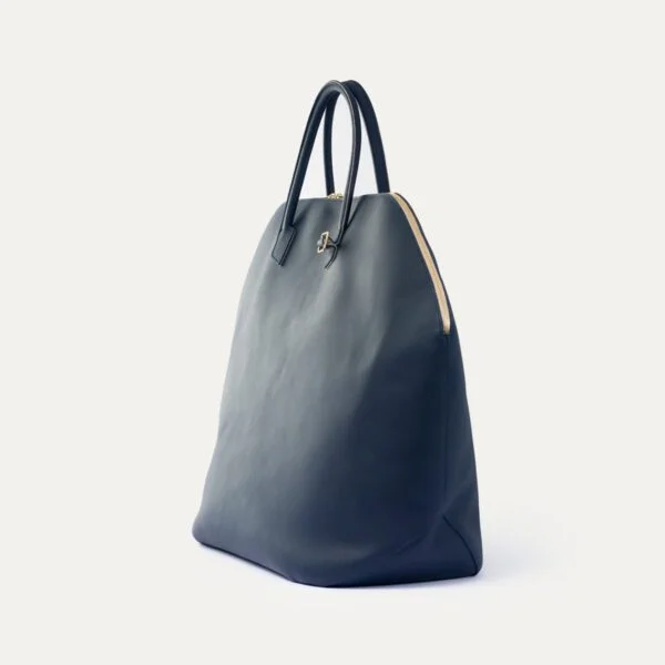 Sac de voyage Pecten Maximus INER en cuir de veau marine, vue trois-quarts
