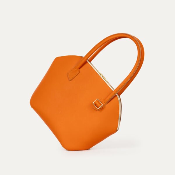 Sac de voyage compact Pecten Minimus INER en cuir de veau orange, vue sculpturale