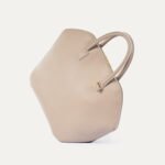 Sac de voyage Pecten INER grège, vue sculpturale avec bandoulière