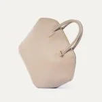 05 bagagerie sac a main iner pecten equilibre grege Sac de voyage Pecten INER grège, vue sculpturale avec bandoulière