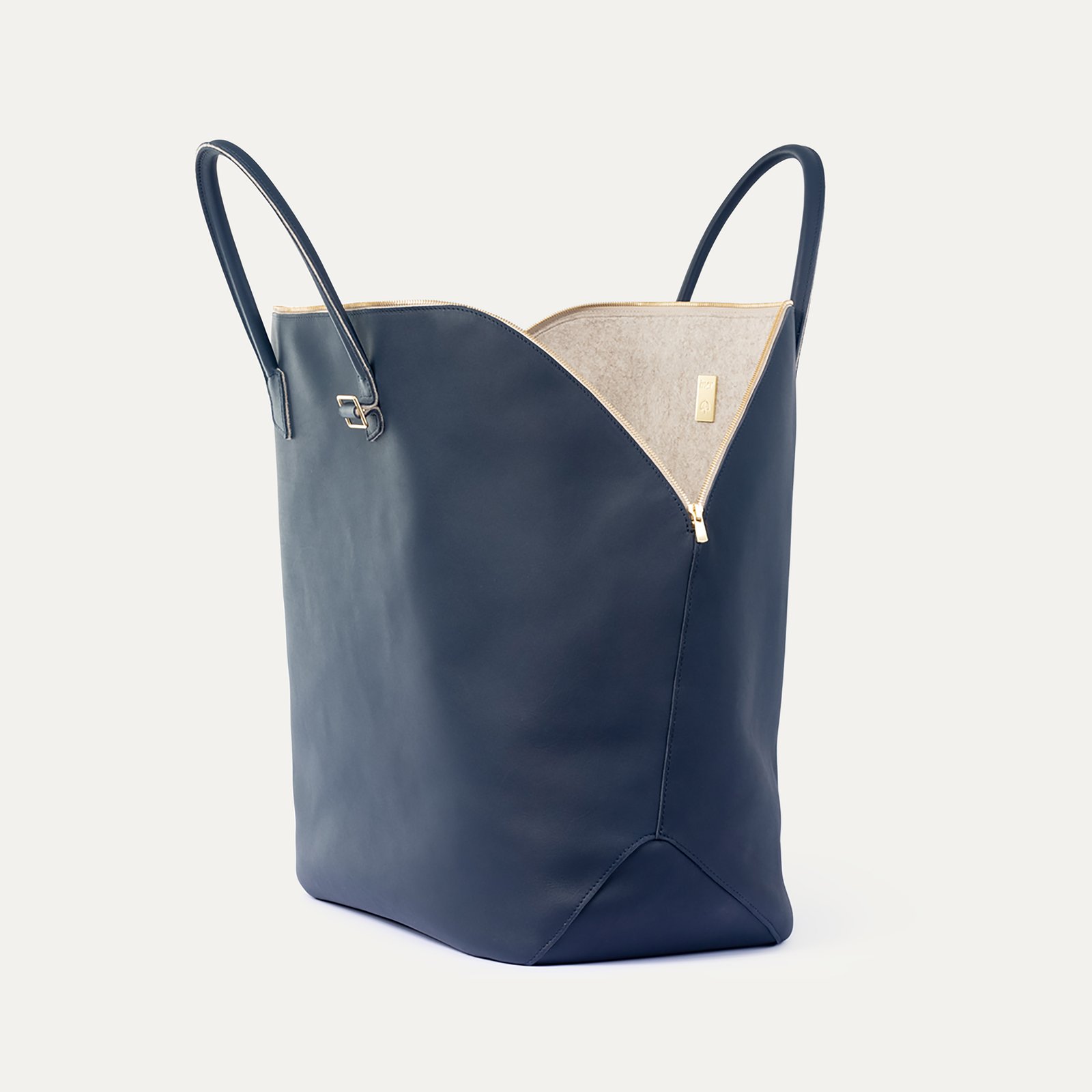 Sac de voyage Pecten Maximus en cuir de veau marine ouvert, vue trois-quarts