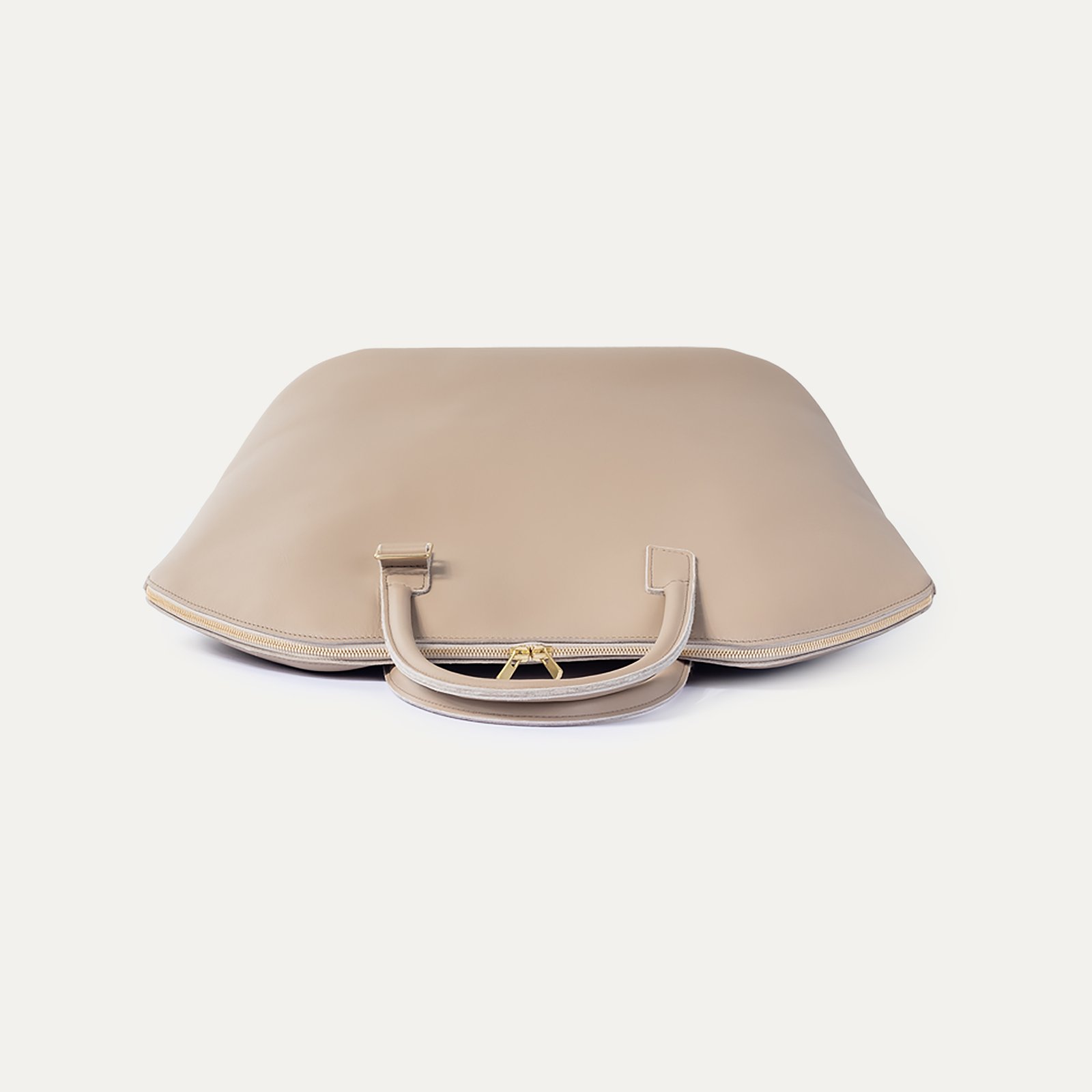 Sac Pecten INER en cuir de veau grège couché avec bandoulière