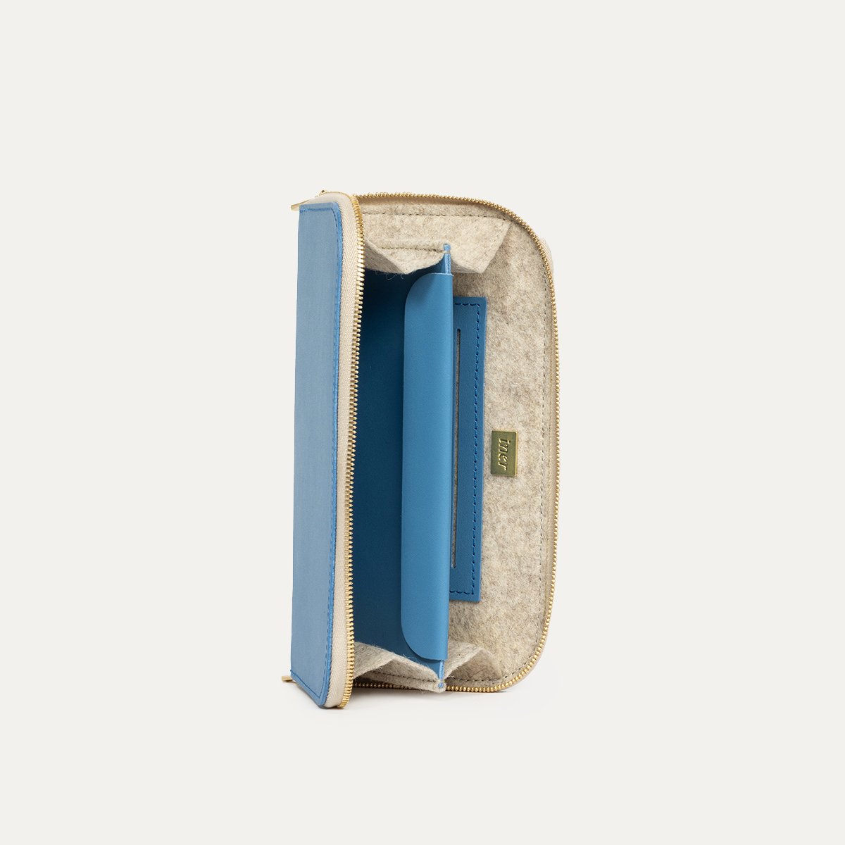 Portefeuille Intime en cuir de veau bleu cobalt ouvert, vue trois-quarts