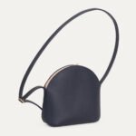 Sac bandoulière en cuir de veau Dionaea INER marine, vue trois-quarts