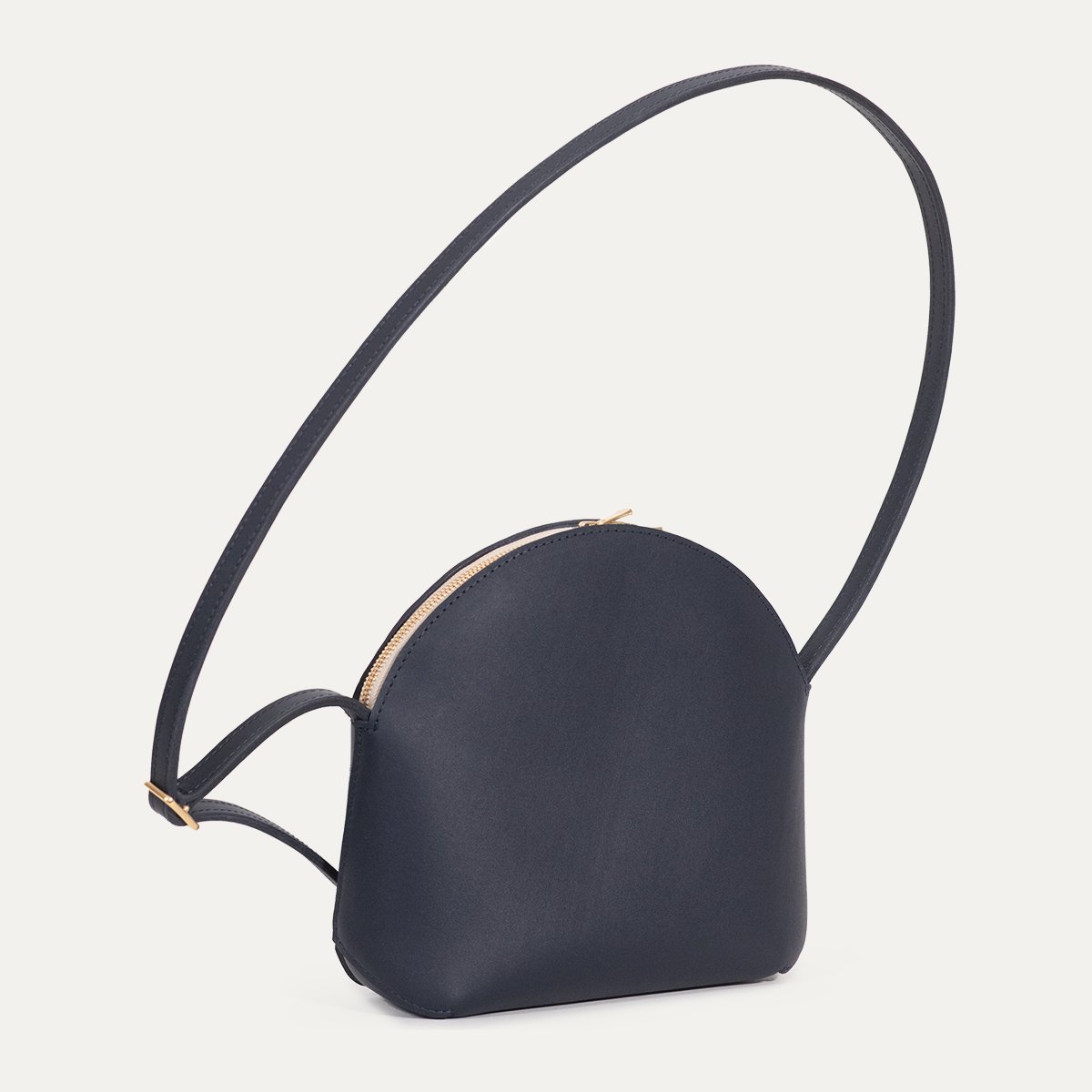 Sac bandoulière en cuir de veau Dionaea INER marine, vue trois-quarts