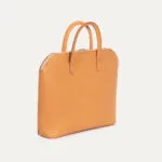 02 porte document attache case iner interval trois quart Porte-documents Interval INER en cuir de veau gold, vue trois-quarts