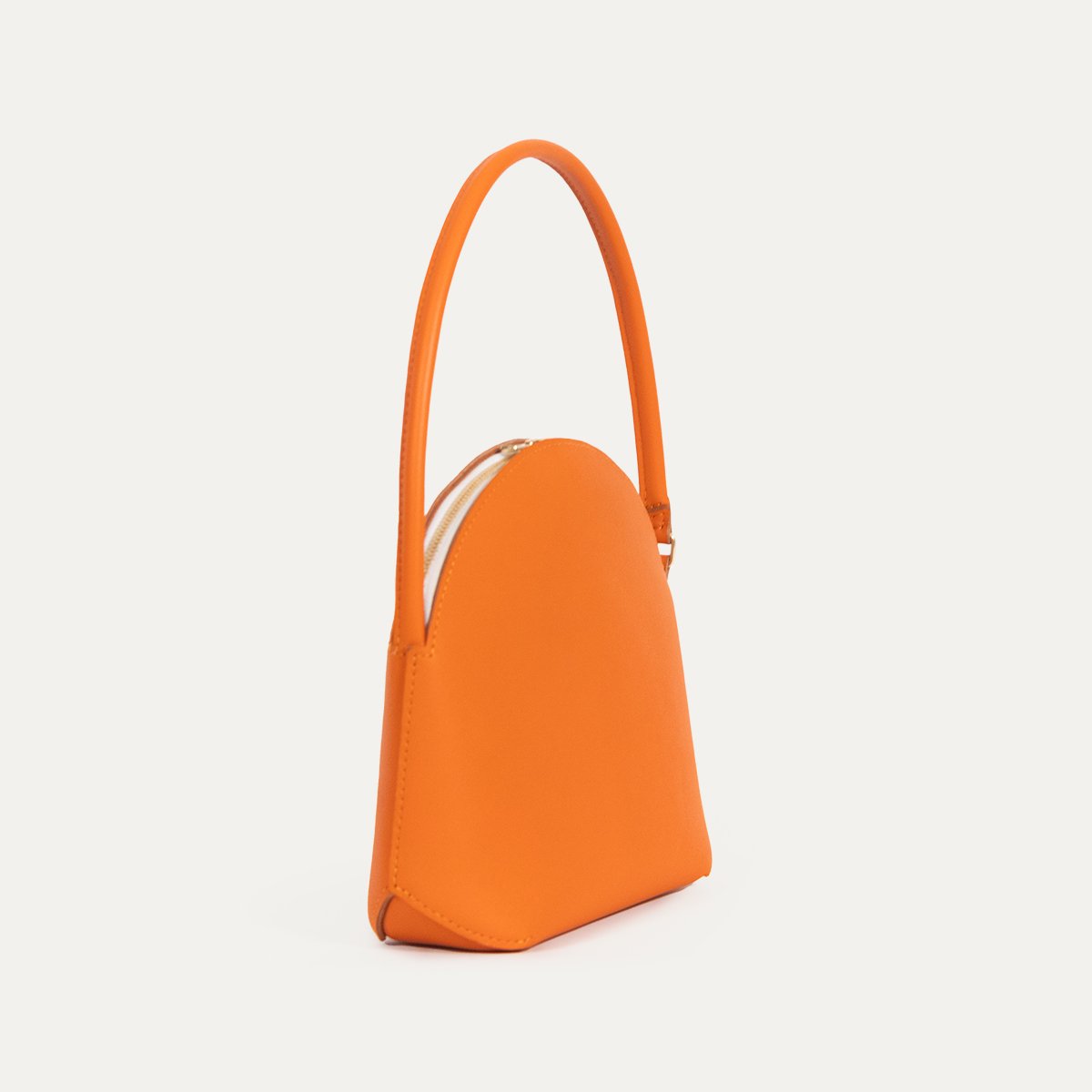 Sac Dionaea Main INER en cuir de veau orange, vue trois-quarts