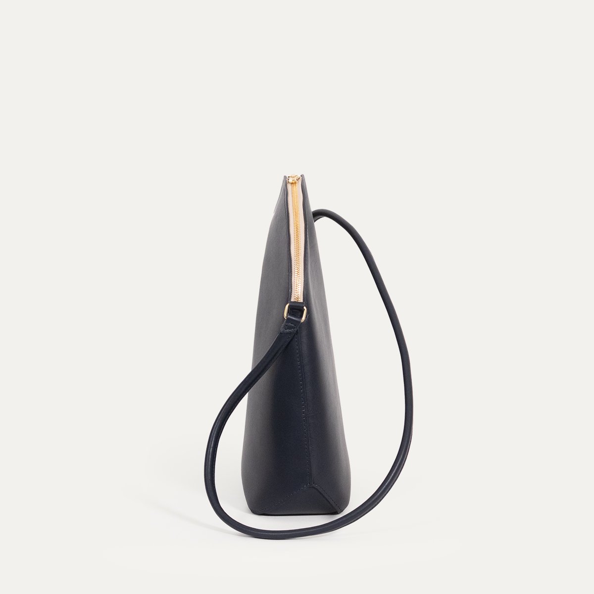 Sac Liminal Épaule INER en cuir de veau marine, vue de profil