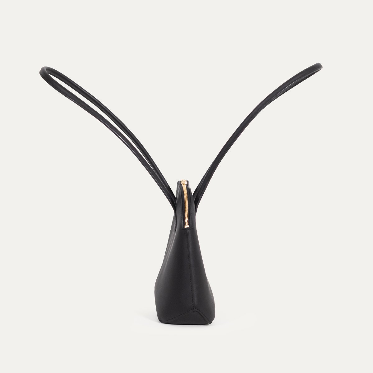 Sac Physalis Pico INER en cuir de veau noir, vue de profil