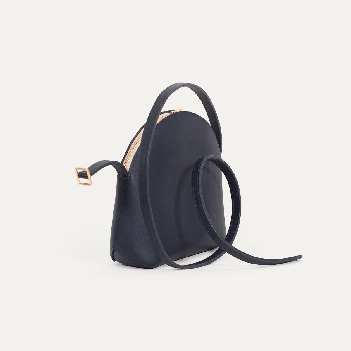 Sac Dionaea Bandoulière INER en cuir de veau marine avec lanière enroulée