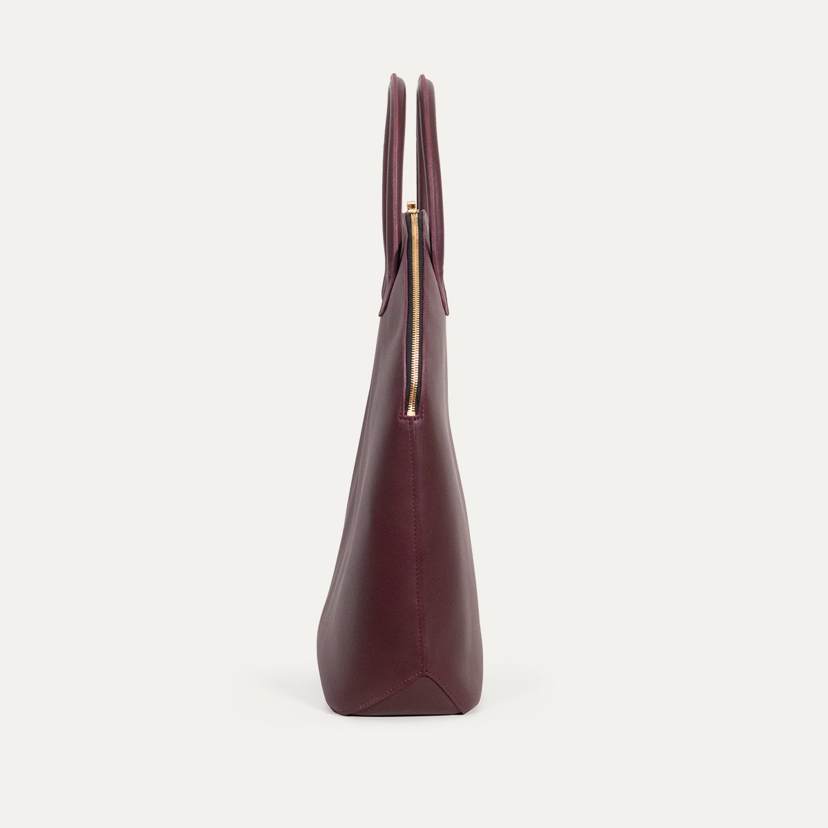 Sac de voyage Baluchon INER en cuir de veau lie de vin, vue de profil