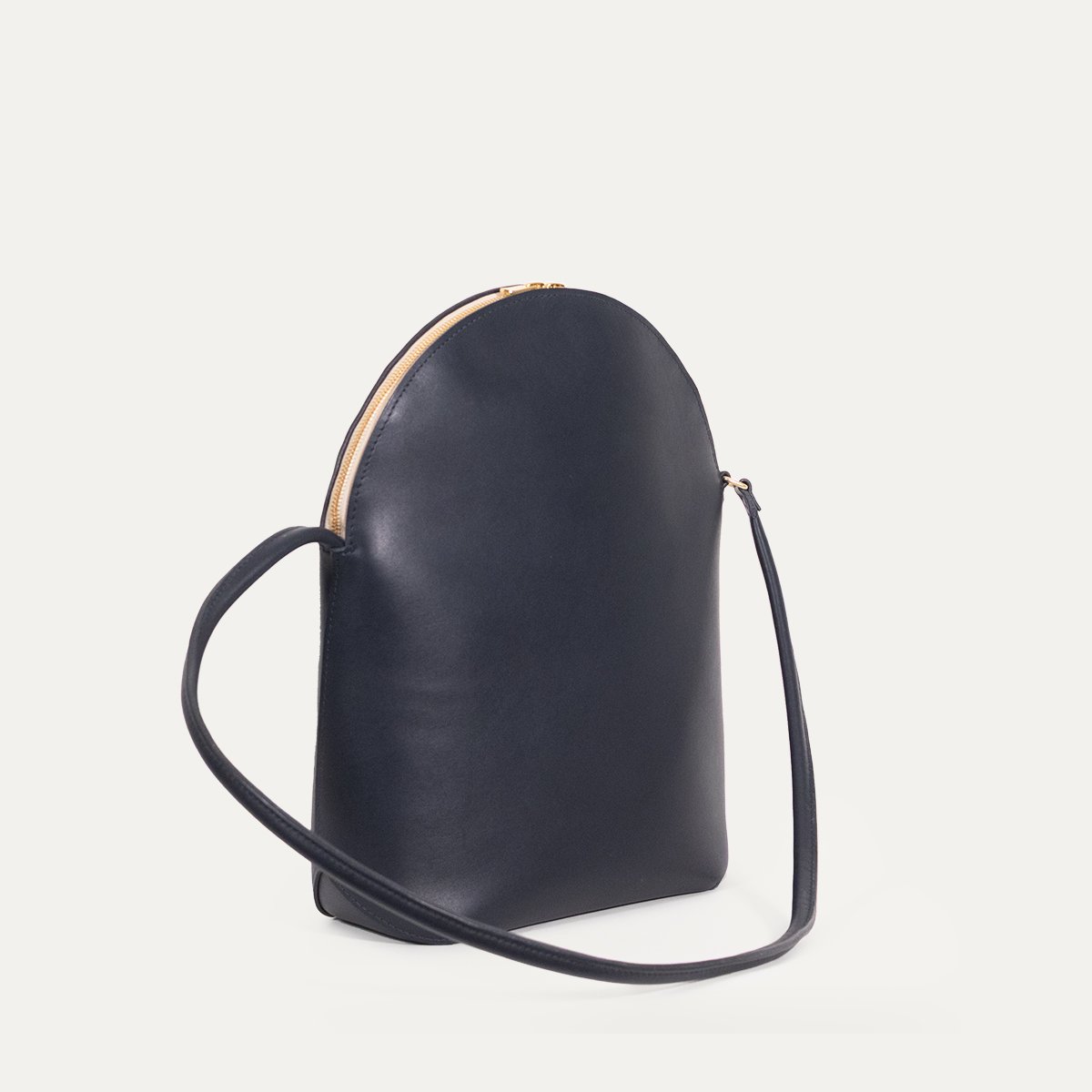 Sac à main en cuir de veau Liminal Épaule INER marine, vue trois-quarts