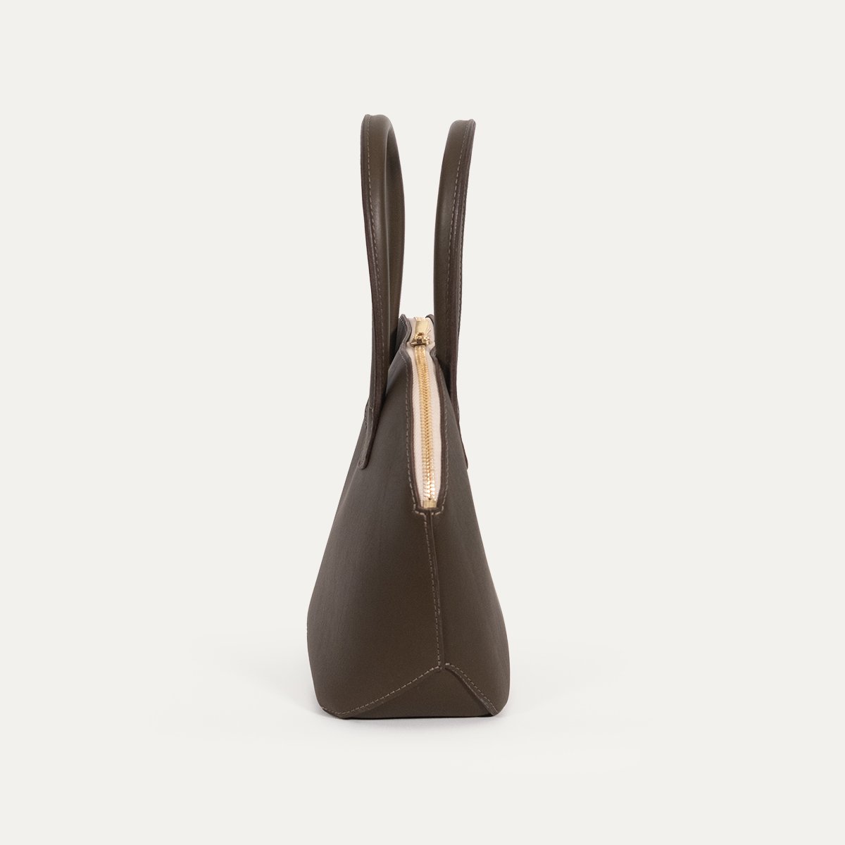 Petit sac Pecten Pico Essentiel en cuir de veau kaki, vue de profil
