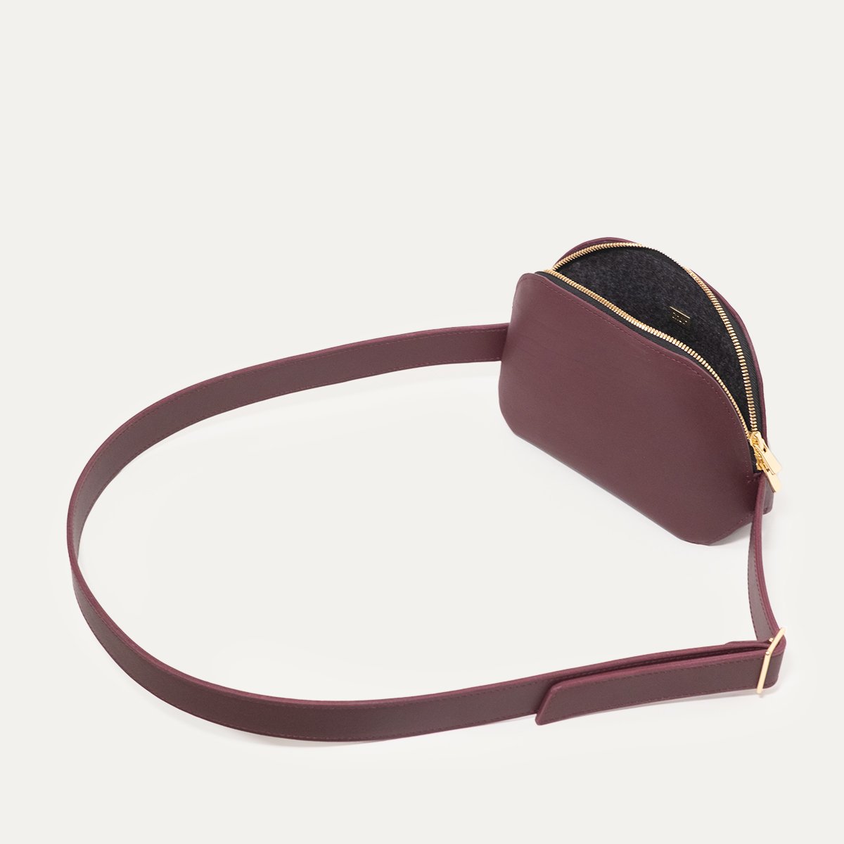 Sac banane Diastole en cuir de veau ouvert avec logo intérieur