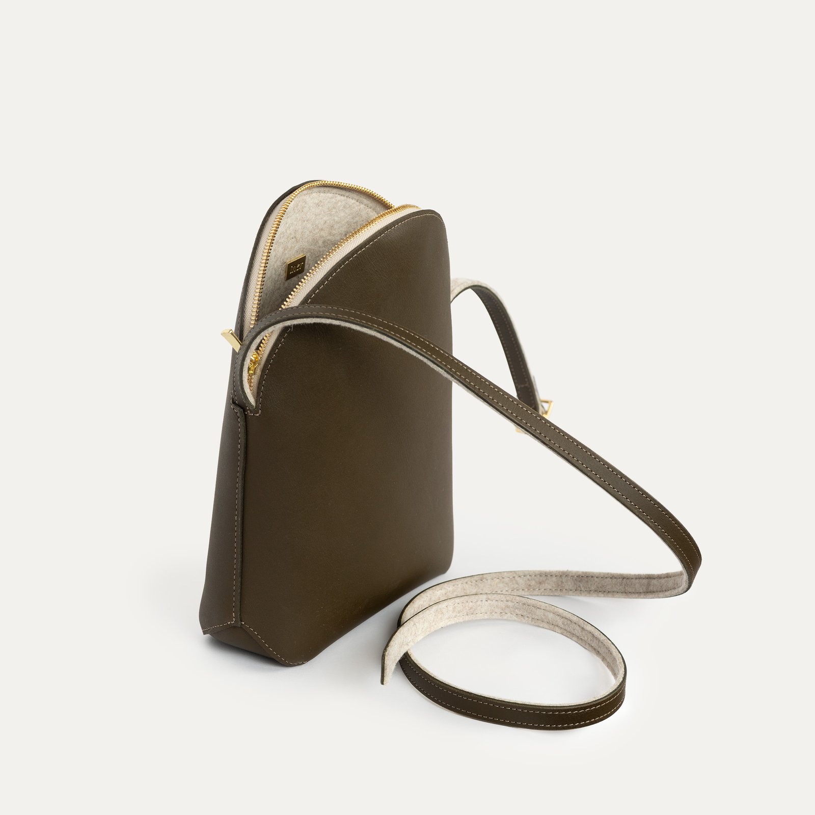 Sac bandoulière Liminal INER en cuir de veau ouvert avec logo intérieur