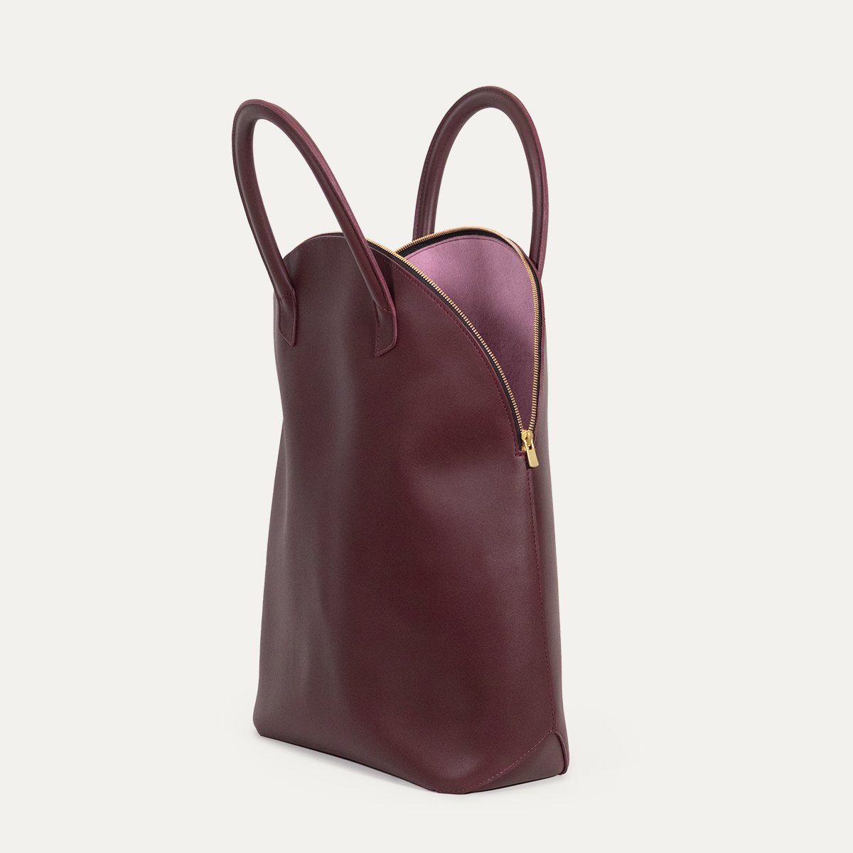 Sac Baluchon INER en cuir de veau lie de vin ouvert, vue trois-quarts