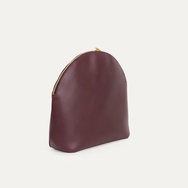 04 pochette iner bonbonniere main trois quart Pochette en cuir Bonbonnière lie de vin, vue trois-quarts