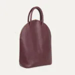 04 sac voyage iner baluchon main trois quart Sac de voyage Baluchon en cuir de veau lie de vin, vue trois-quarts