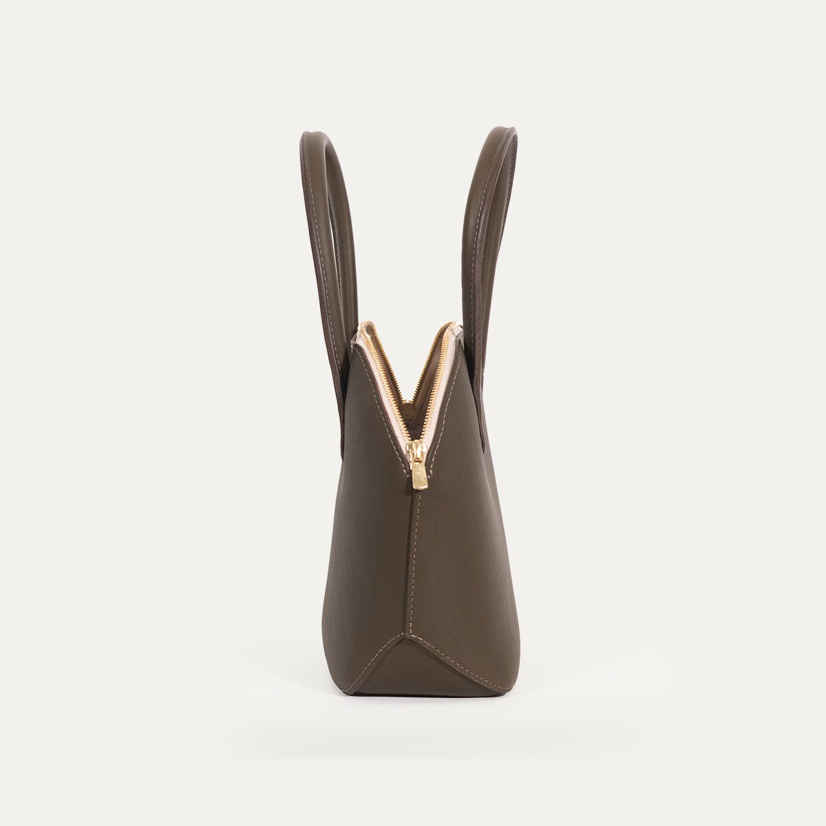 Pecten Pico Essentiel en cuir de veau kaki ouvert, vue de profil