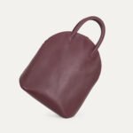 Volume sculptural du sac Baluchon INER en cuir de veau lie de vin