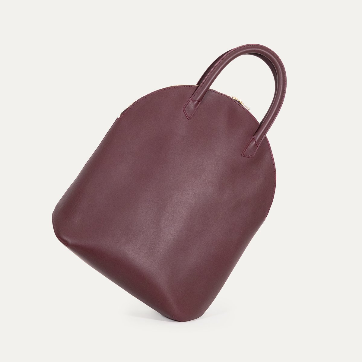 Volume sculptural du sac Baluchon INER en cuir de veau lie de vin