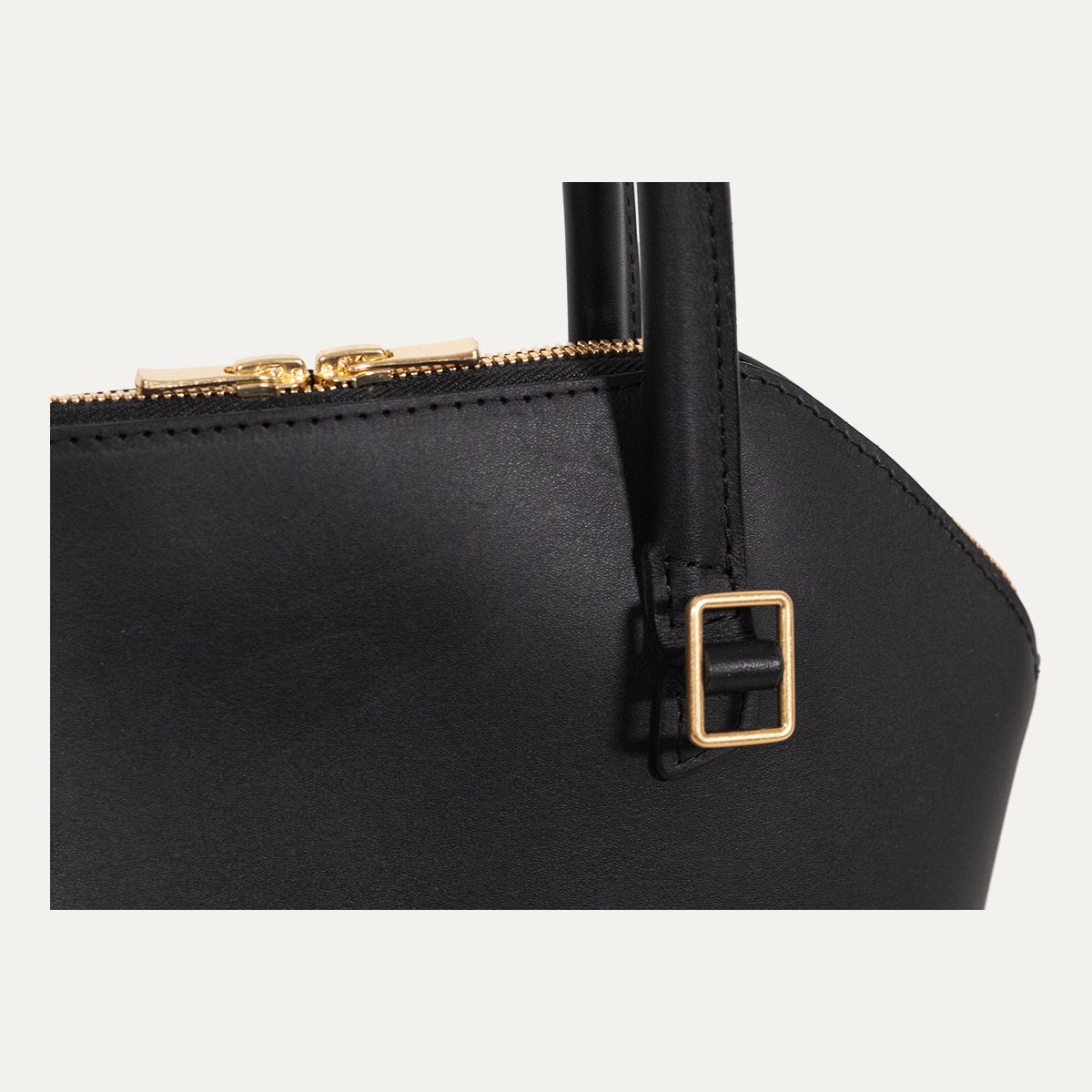 Détail de la boucle du sac Pecten Pico INER en cuir noir