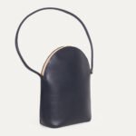Sac Liminal Épaule INER marine avec anse intégrée, vue trois-quarts