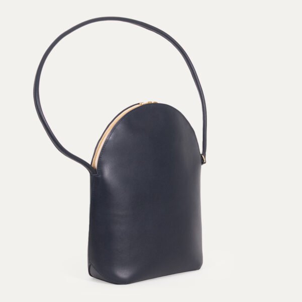 Sac Liminal Épaule INER marine avec anse intégrée, vue trois-quarts