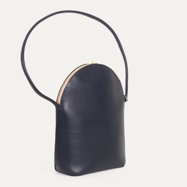 Sac Liminal Épaule INER marine avec anse intégrée, vue trois-quarts